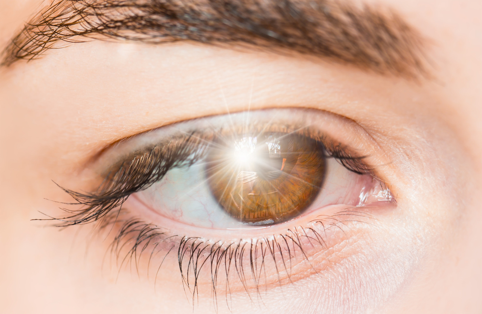 Wann ist eine notfallmäßige Untersuchung bei „Blitzen“ in den Augen
