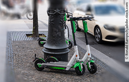 Auf dem E-Scooter schnell mal durch die Stadt. Vielerorts ist das inzwischen auf Mietfahrzeugen möglich. - © Ronald Rampsch/adobe.stock.com

