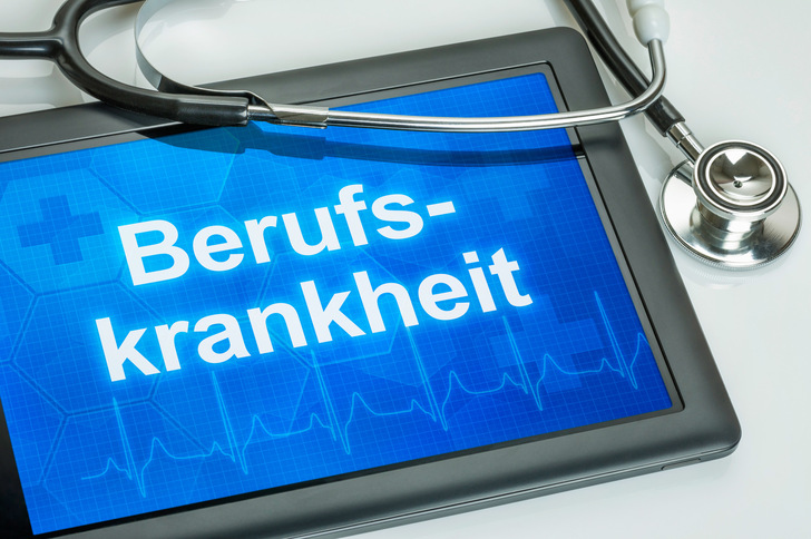 Gerne, hier ist ein optimierter, präziser und zielgruppenorientierter Alt-Text: Alt-Text: Tablet mit dem Schriftzug „Berufskrankheit“ liegt neben einem Stethoskop auf einem Schreibtisch; symbolisiert die medizinische Begutachtung und juristische Bewertung von arbeitsbedingten Erkrankungen im Kontext von Gutachtenerstellung und sozialmedizinischer Rechtsprechung. - © Zerbor - stock.adobe.com
