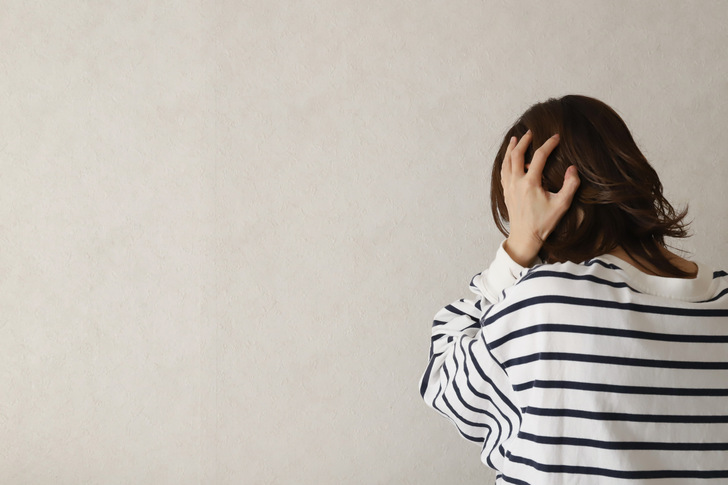 Gerne! Hier ist ein optimierter, themenrelevanter Alt-Text für das beschriebene Bild im Kontext von medsach.de: Optimierter Alt-Text: „Person mit angedeutetem Kopfschmerz steht vor heller Wand; symbolisiert Begutachtung körperlicher Beschwerden im sozial- und versicherungsmedizinischen Kontext.“ Begründung: Der Text nimmt Bezug auf das Thema „medizinische und juristische Begutachtung“ (hier: häufiges Symptom Kopfschmerz), abstrahiert individuelle Merkmale („gestreiftes Hemd“ wird ausgelassen, da nebensächlich) und schafft so eine Brücke zur fachlichen Zielgruppe. Das Setting bleibt neutral-professionell. - © webbiz - stock.adobe.com