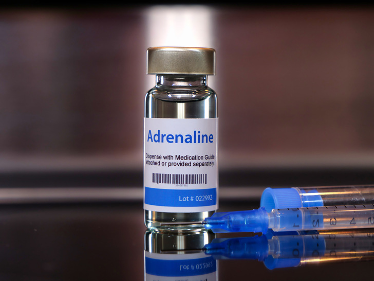 Gerne! Hier ist ein optimierter, themenrelevanter Alt-Text für das beschriebene Bild auf medsach.de: Alt-Text: „Eine Adrenalinspritze mit zwei Einmalspritzen auf einem sterilen Tisch – Symbolbild für Notfallmedikation und evidenzbasierte Begutachtung in der Rechts- und Versicherungsmedizin.“ Dieser Alt-Text berücksichtigt sowohl die fachliche Relevanz (Notfallmedikation, evidenzbasiertes Arbeiten), als auch den praktischen Zusammenhang zur medizinischen und juristischen Begutachtung. Er adressiert außerdem die Bedürfnisse der Zielgruppe nach Kontext und Präzision. - © Bernard Chantal - stock.adobe.com