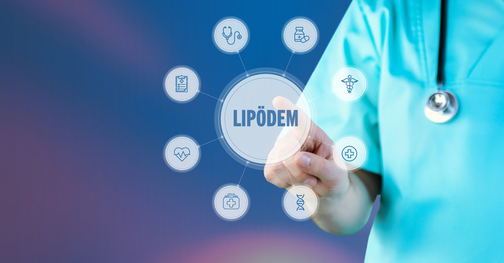 Optimierter Alttext: „Ein ärztlicher Gutachter in OP-Kleidung zeigt auf einem virtuellen Bildschirm mit dem Begriff ‚LIPÖDEM‘ und medizinischen Symbolen; visualisiert relevante Aspekte für die medizinische und juristische Begutachtung von Lipödem-Erkrankungen.“ Begründung: Der Alt-Text stellt den Bezug zur Begutachtung (zentrale Tätigkeit der Zielgruppe) her, benennt das Thema Lipödem explizit und verweist auf die Verknüpfung von Medizin und Recht durch den Kontext „medizinische und juristische Begutachtung“. So werden sowohl Inhalt als auch Funktion des Bildes für Fachanwender klar. - © MQ-Illustrations - stock.adobe.com