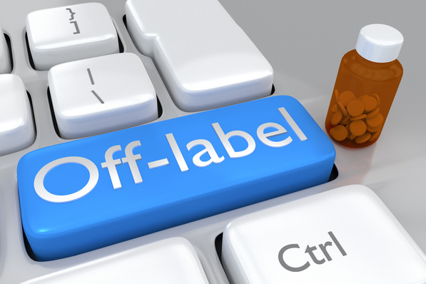 Alt-Text: „Tastatur mit hervorgehobener ‚Off-Label‘-Taste und einer orangefarbenen Medikamentenflasche, symbolisiert die Herausforderungen und rechtlichen Aspekte bei der Off-Label-Nutzung von Medikamenten in der medizinischen Gutachterpraxis. - © hafakot - stock.adobe.com