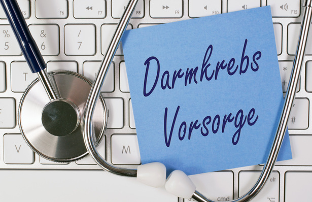 Sicher, ich kann dabei helfen. Hier ist ein optimierter Alt-Text für das Bild:

„Ein Stethoskop liegt auf einer Tastatur neben einer blauen Notiz mit dem Hinweis ‚Darmkrebs Vorsorge‘, symbolisiert die Verbindung zwischen medizinischer Begutachtung und modernen digitalen Arbeitsmethoden im Kontext von Vorsorgeuntersuchungen. - © DOC RABE Media - stock.adobe.com